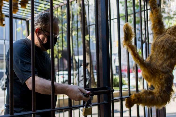 Une personne enfermée dans l'oeuvre "Zoo" 