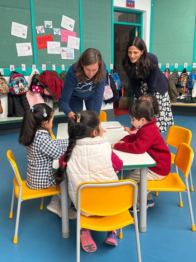 Eléonore Caroit dans une classe d'enfants