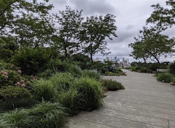 Sentier verdoyant du Elevated Acre, l’oasis secrète du Financial District ©️Lola  Neto 