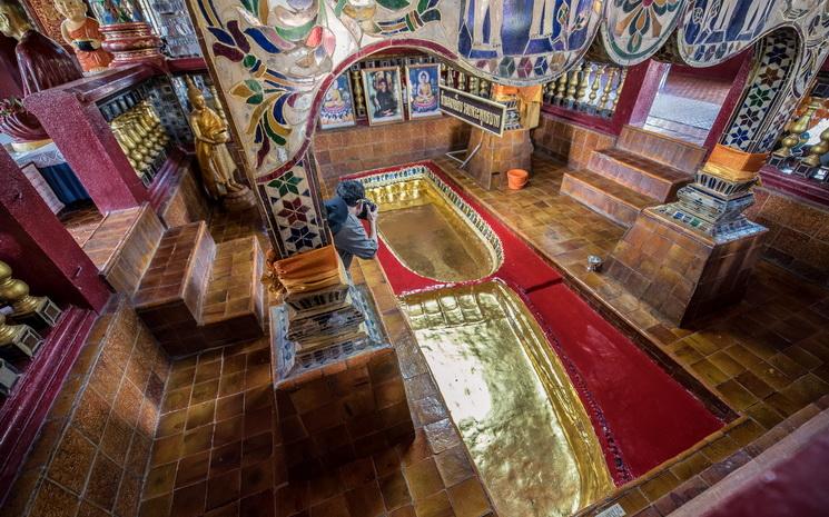 Empreintes des pieds du Bouddha dans un temple de Lamphun en Thailande