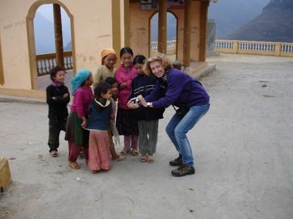 Catherine Martel avec des enfants au Vietnam 