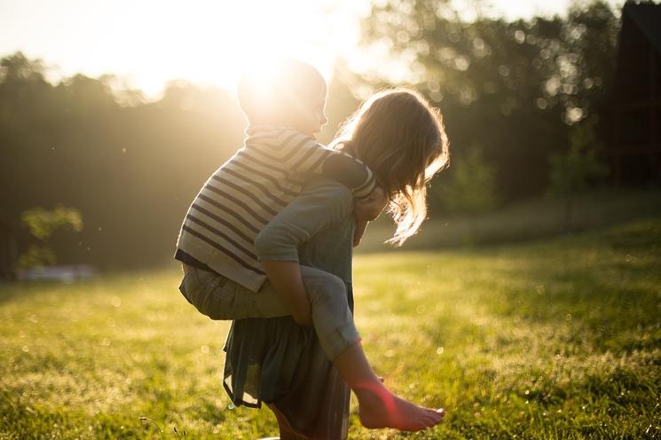 Photo de deux enfants heureux qui jouent