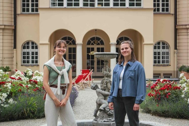 L'équipe de la médiathèque de l'institut français de munich dans les jardins de l'institut