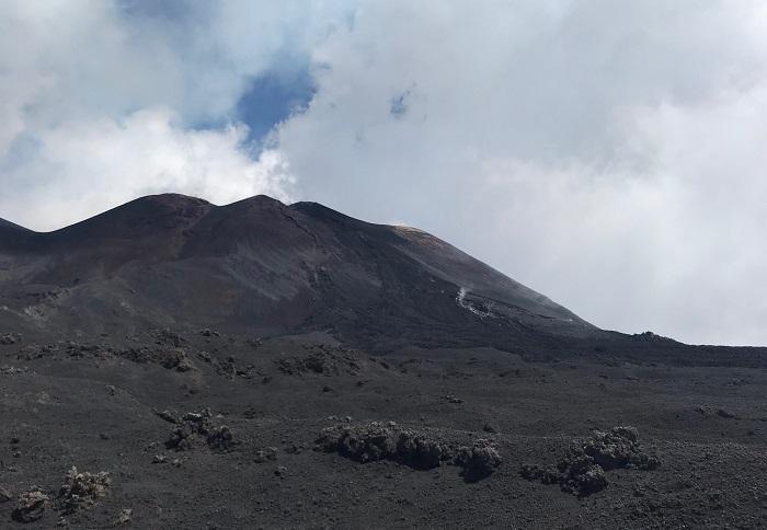 roche volcanique noire de l'Etna