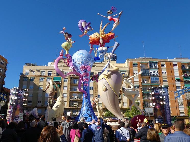 Certaines sculptures ou Falla peuvent atteindre plusieurs dizaines de mètres de hauteur