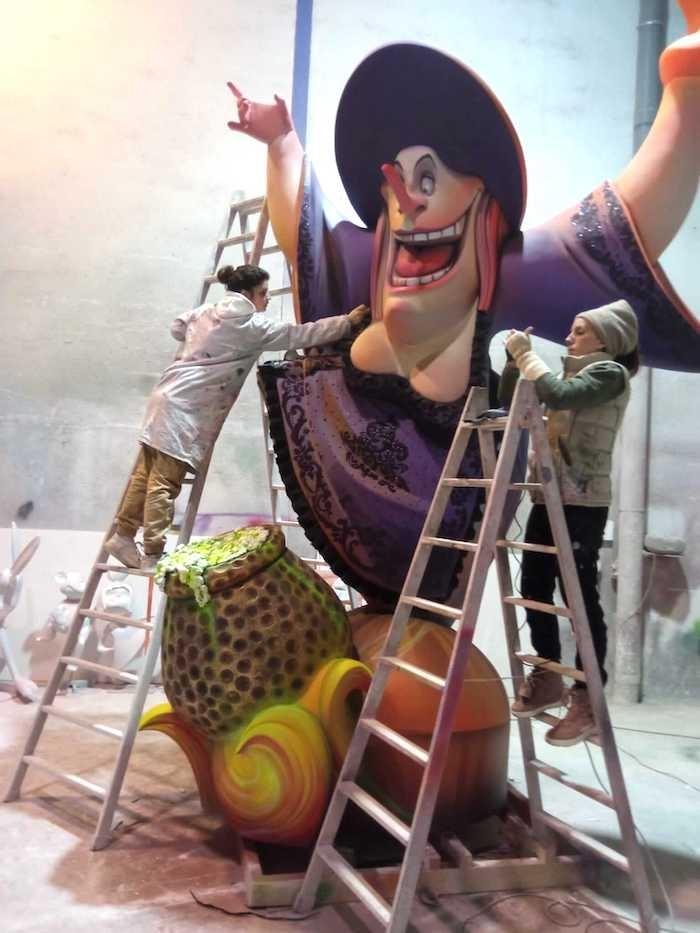 des personnes en train de sculpter une statue de Ninot dans un atelier de Fallas à Valencia