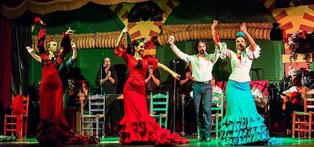 des danseurs de flamenco dans un tablao