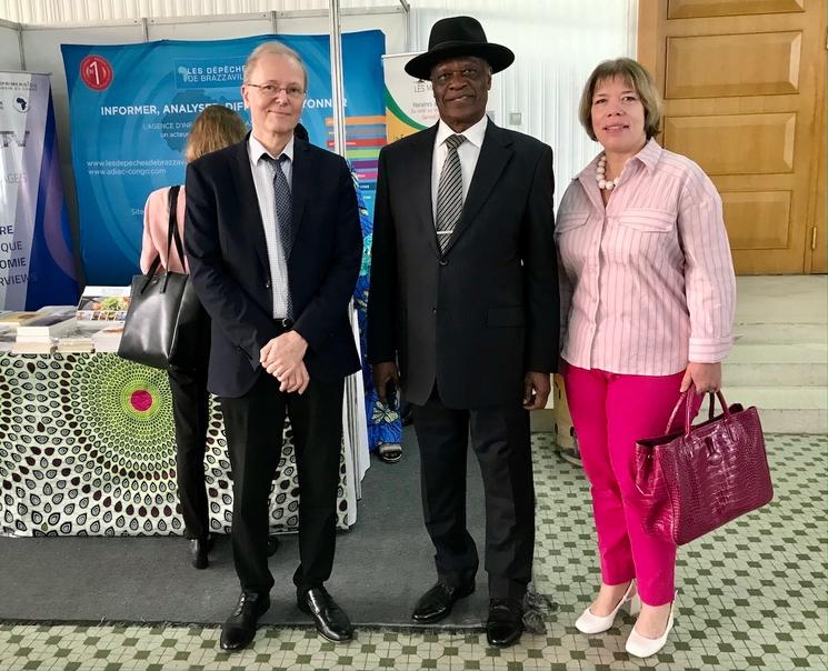 Madame l'Ambassadrice de France, Claire Bodonyi, M. Lionel VIGNACQ, Conseiller de coopération et d’action culturelle de l'Ambassade de France au Congo entourent Henri Djombo, écrivain, essayiste, dramaturge et ancien ministre.