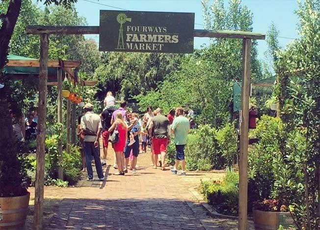 des gens qui rentre aux fourway farmers market