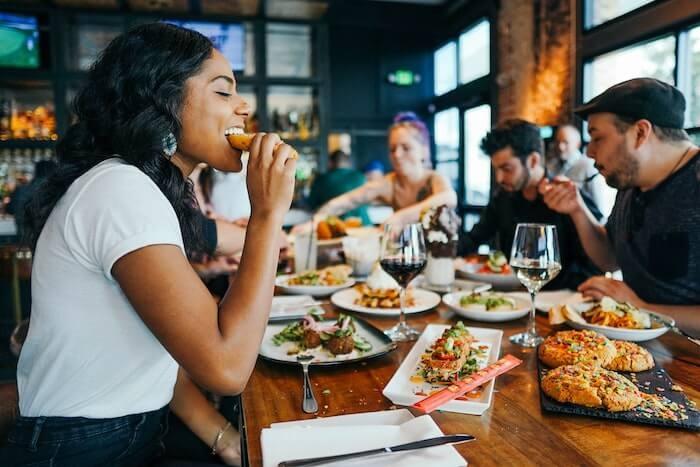 Des Espagnols en train de manger des tapas dans un bar