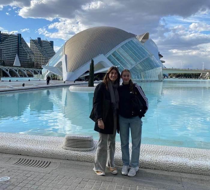 Deux lycéennes françaises et espagnoles devant la Cuitat des les Arts i Ciencès à Valencia