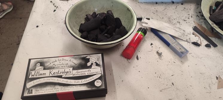 Fusains dans l'atelier de William KENTRIDGE