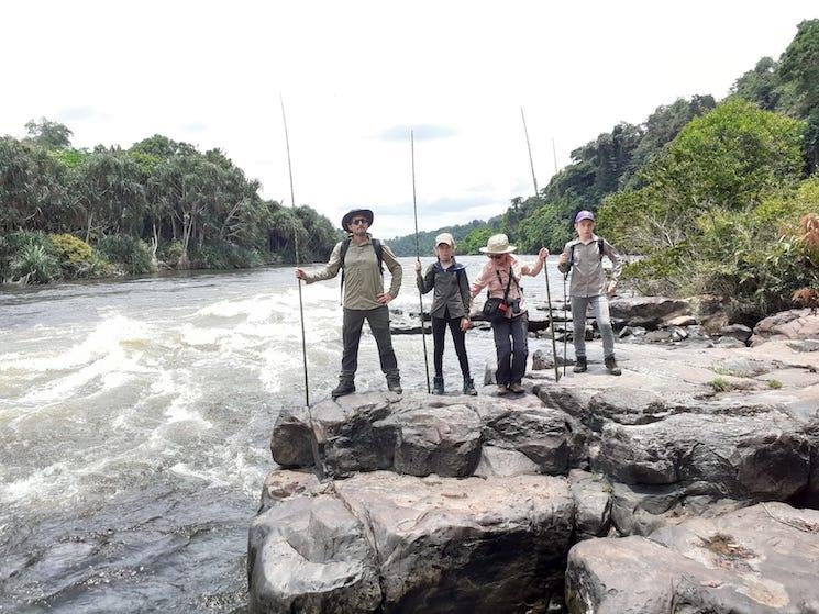 Thomas, Christine et leurs deux enfants sur une cascade au Gabon