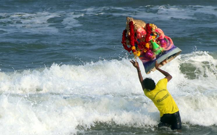 Immersion d'un Ganesh à Pallavakam Beach, Chennai. Photo : Anne-Mathilde Thevenin