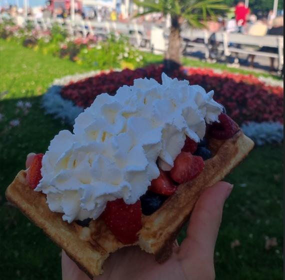 Gaufre à Sopot (chantilly et fruits rouges)