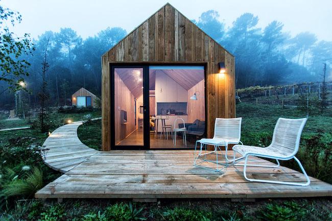 une cabane allumée en pleine nature