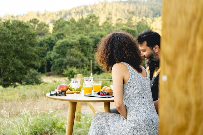 Un couple prend son petit déjeuner en pleine nature