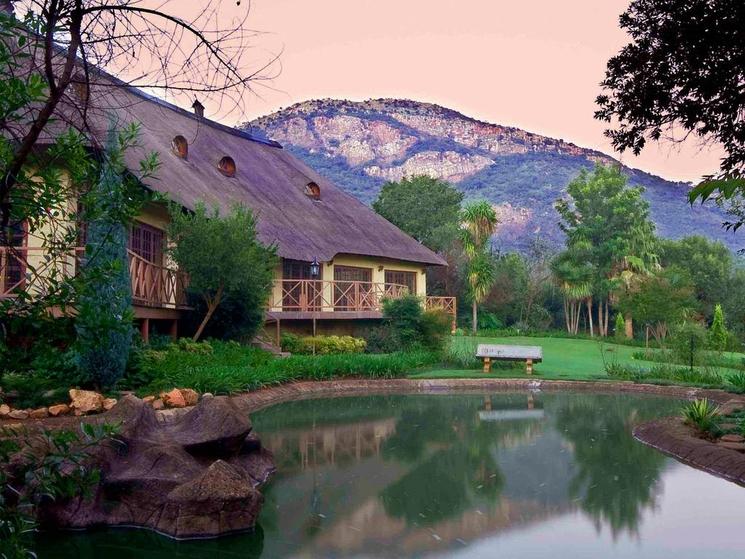 maison et lac avec montagne en arrière plan