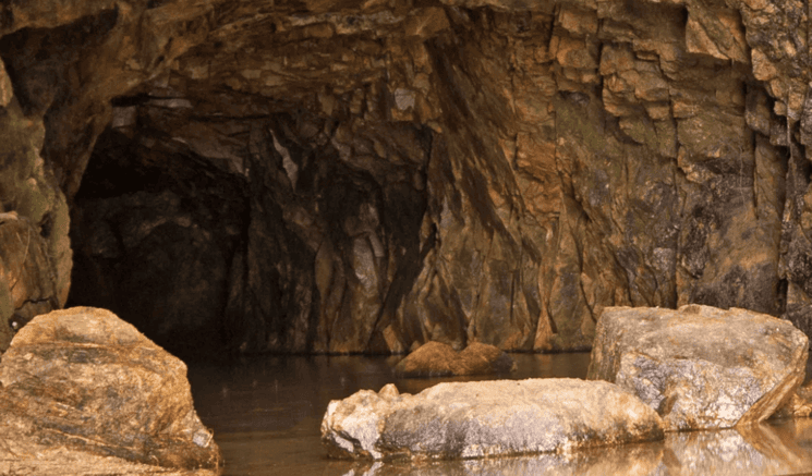 Grottes nommées "kamikazes" par les locaux sur Lamma Island