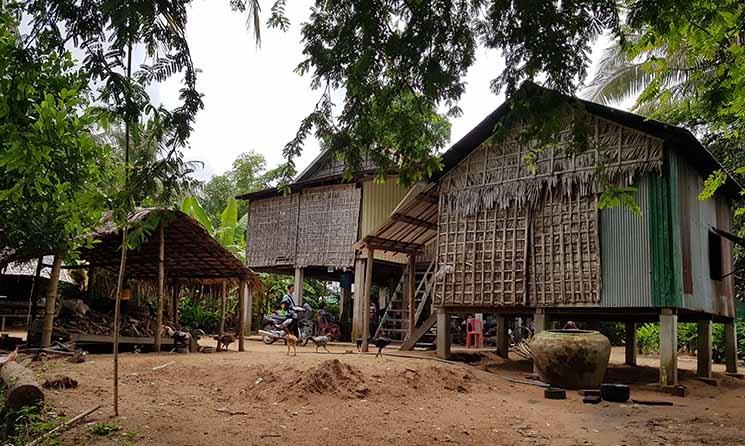 Habitation cambodgienne typique de la campagne sur pilotis