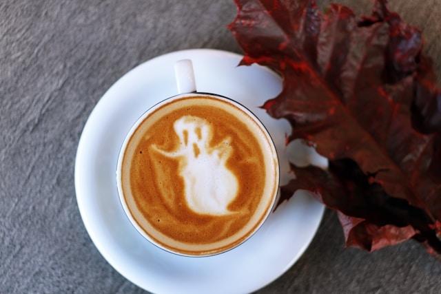 Tasse de café avec fantôme Halloween à Copenhague