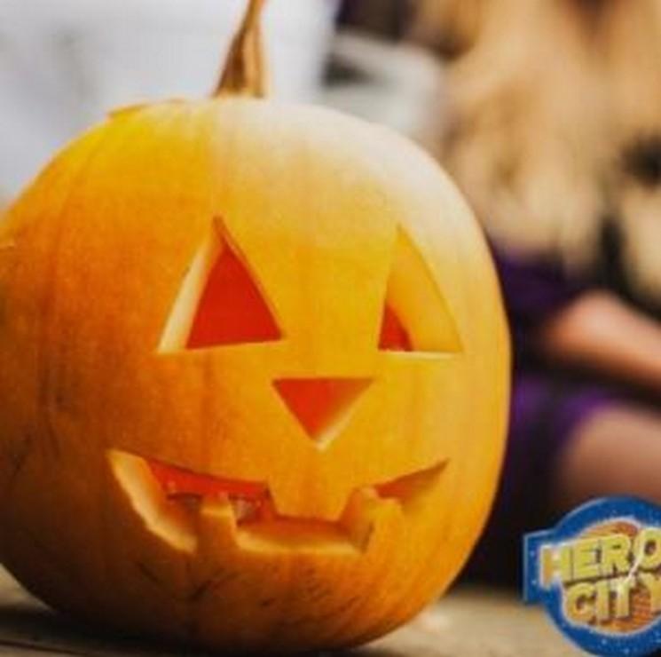 Une citrouille d'Halloween avec le logo d'Heron City Valencia