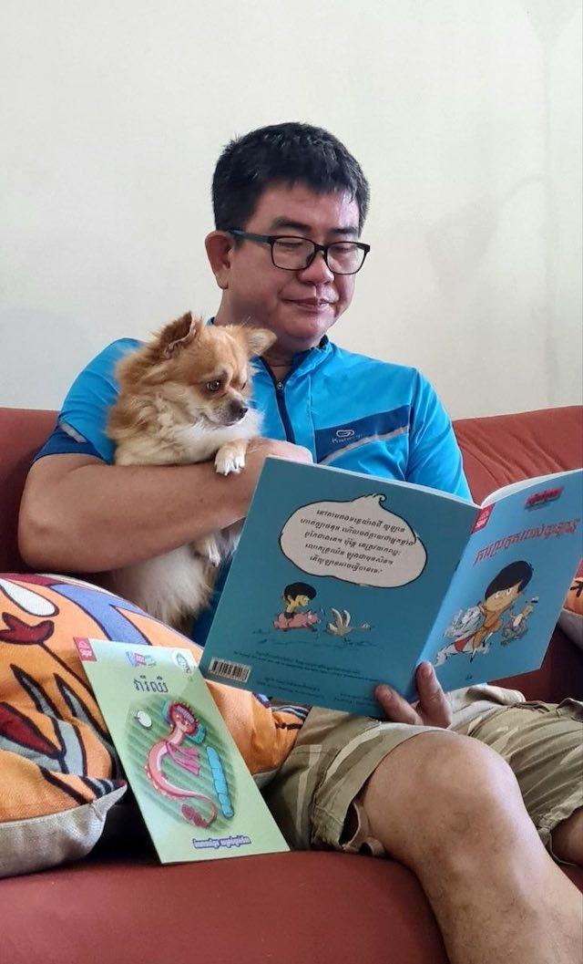 Hok Sotik avec son chien Bobik