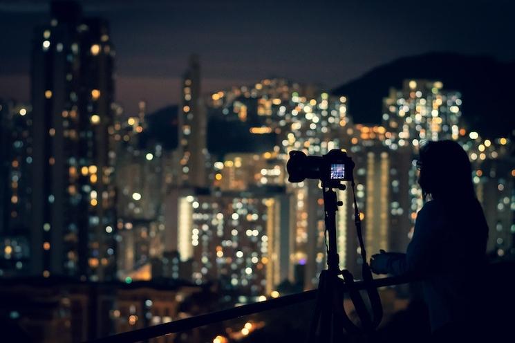 une photographe à Hong Kong la nuit 