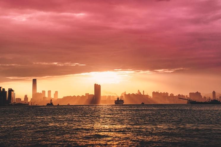 la vue de Hong Kong au soleil levant