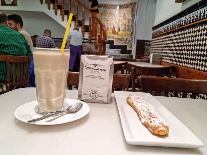 un verre d'horachata avec un farton dans l'horchateria Santa Catalina à Valencia