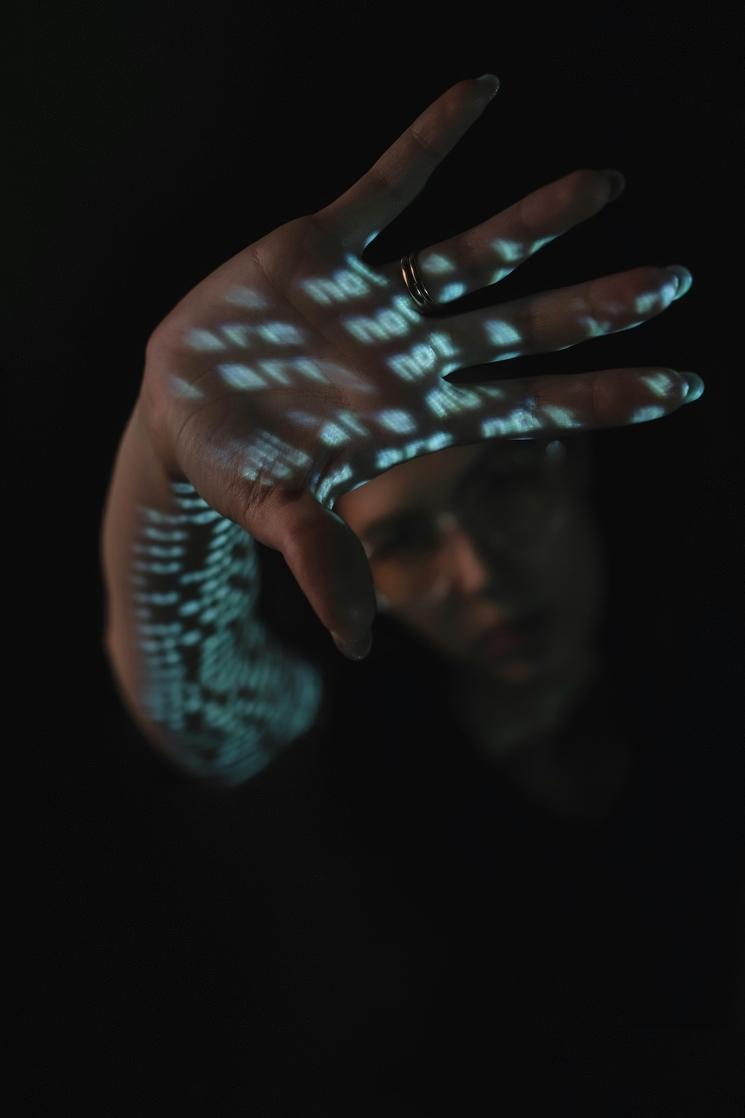 Image d'une femme se protégeant avec sa main 