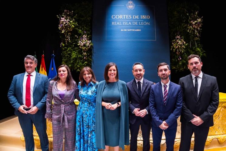 Les conseillers Jesús Alba, Mariloli Varo et Luis Rossi étaient présents à la remise du prix Cortes 1810 à la maire de Paris, Anne Hidalgo, aux côtés de la maire de San Fernando, Patricia Cavada, Fernando López Gil et José Antonio Varo