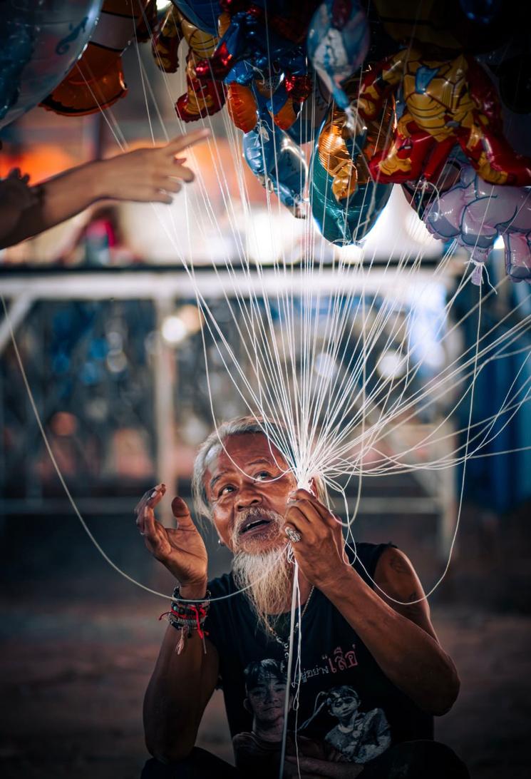 Photo homme thaï avec ballons