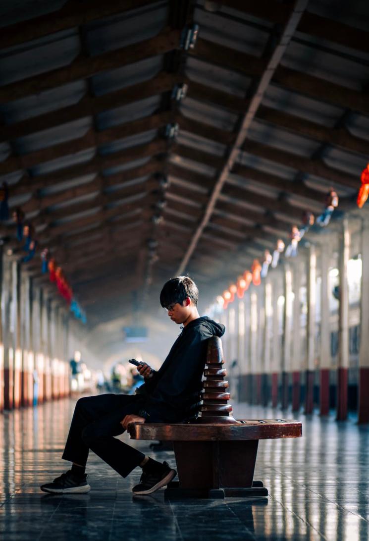 Personne sur un banc de gare en Thaïlande 