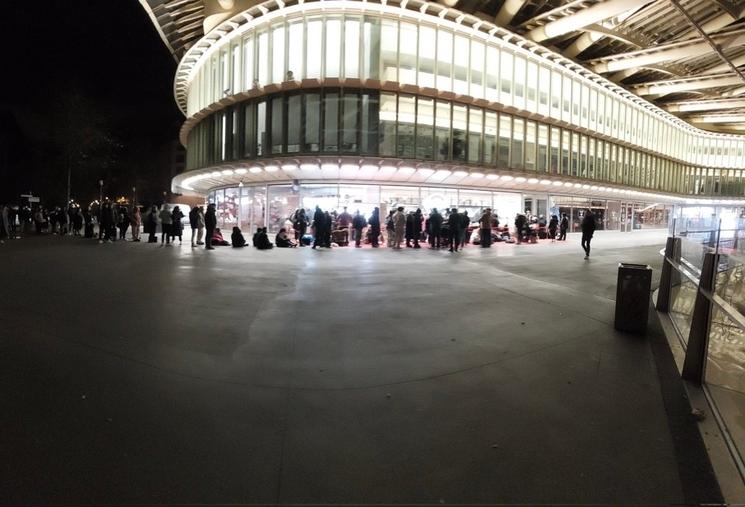 Une foule de personne attendent avec impatience l'ouverture de la boutique Krispy kreme