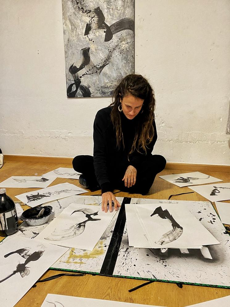 Héloïse au milieu de ses dessins