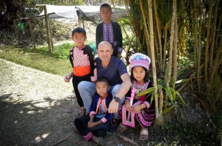 David Beaudoin entouré d’enfants 