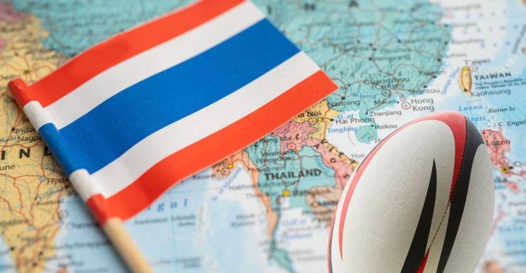 Drapeau thaï et ballon de rugby