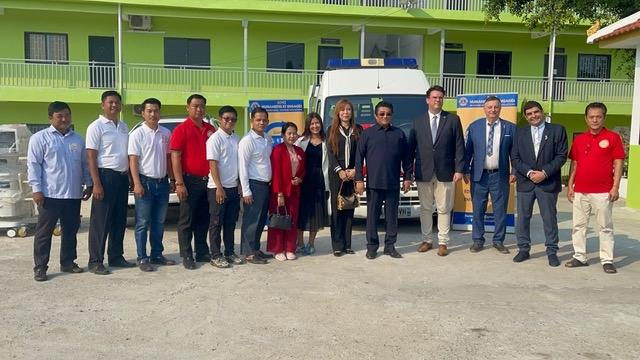 Personnel d’encadrement de la prison et membres du lions club Phnom Penh Francophone et tianping chines aid ass. of cambodia.