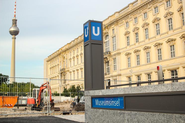 L'extérieur de la station de métro museumsinsel à Berlin