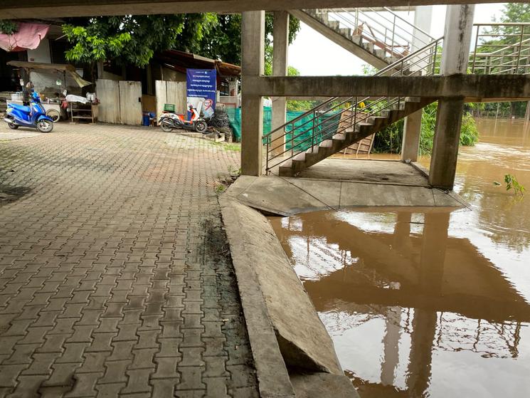 La rivière Ping à Chiang Mai au bord de la cote d’alerte 