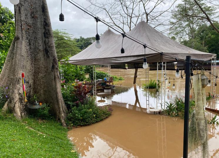 Dans certains hôtels de Chiang Mai, la terrasse du petit déjeuner a disparu sous l’eau…
