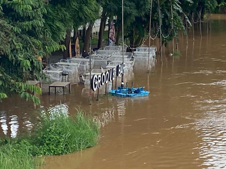 Terrasse de restaurant inondée sur la Ping à Chiang Mai