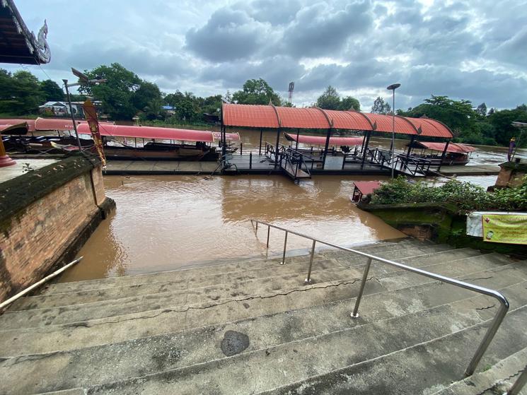 Bateaux de croisière inaccessibles sur la Ping à Chiang Mai