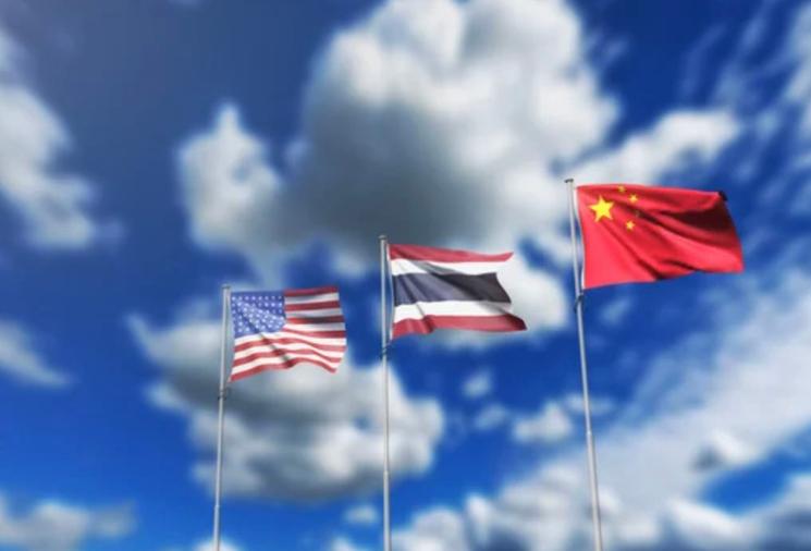 Drapeaux américain chinois et thaï 