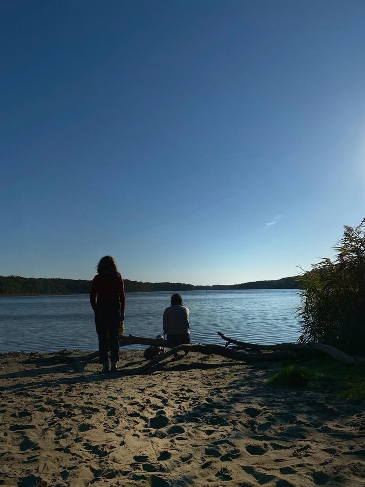 Deux femmes face au lac