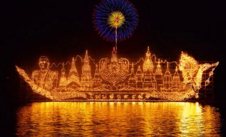 Bateau thaï illuminé en doré 