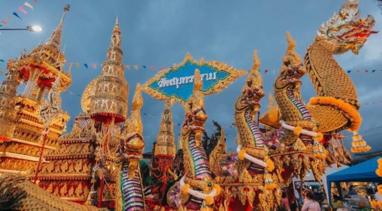 Char doré portant Bouddha 