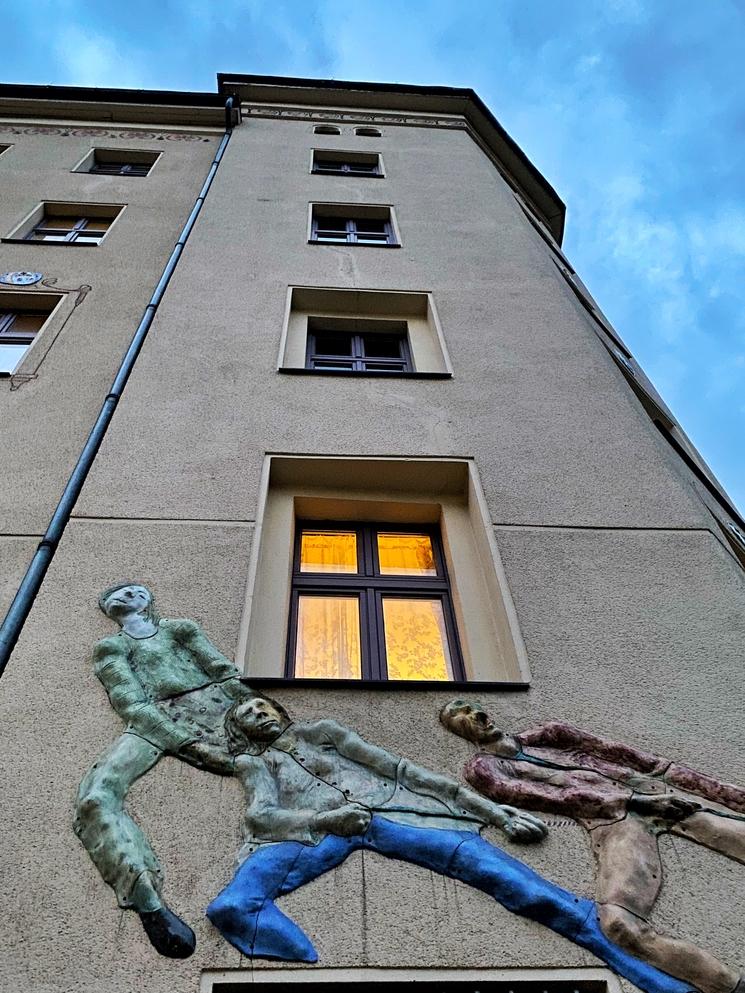 Personnage dansant sur une façade