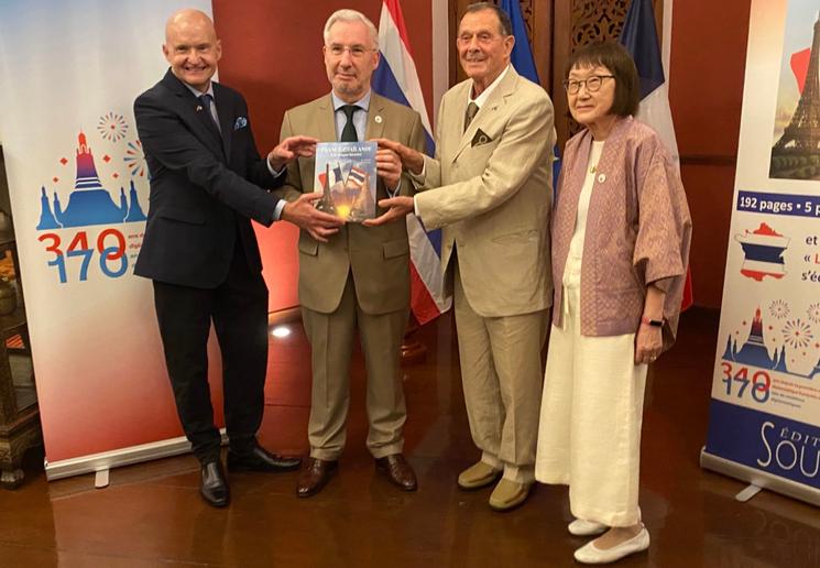 L’éditeur et l’auteur de France-Thaïlande, une longue histoire entourent l’ambassadeur de France accompagné de son épouse 